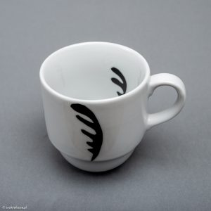 Kubek porcelanowy z czarną rośliną podwodną