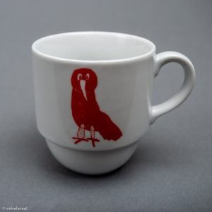 Kubek porcelanowy z czerwonym krukiem i sową