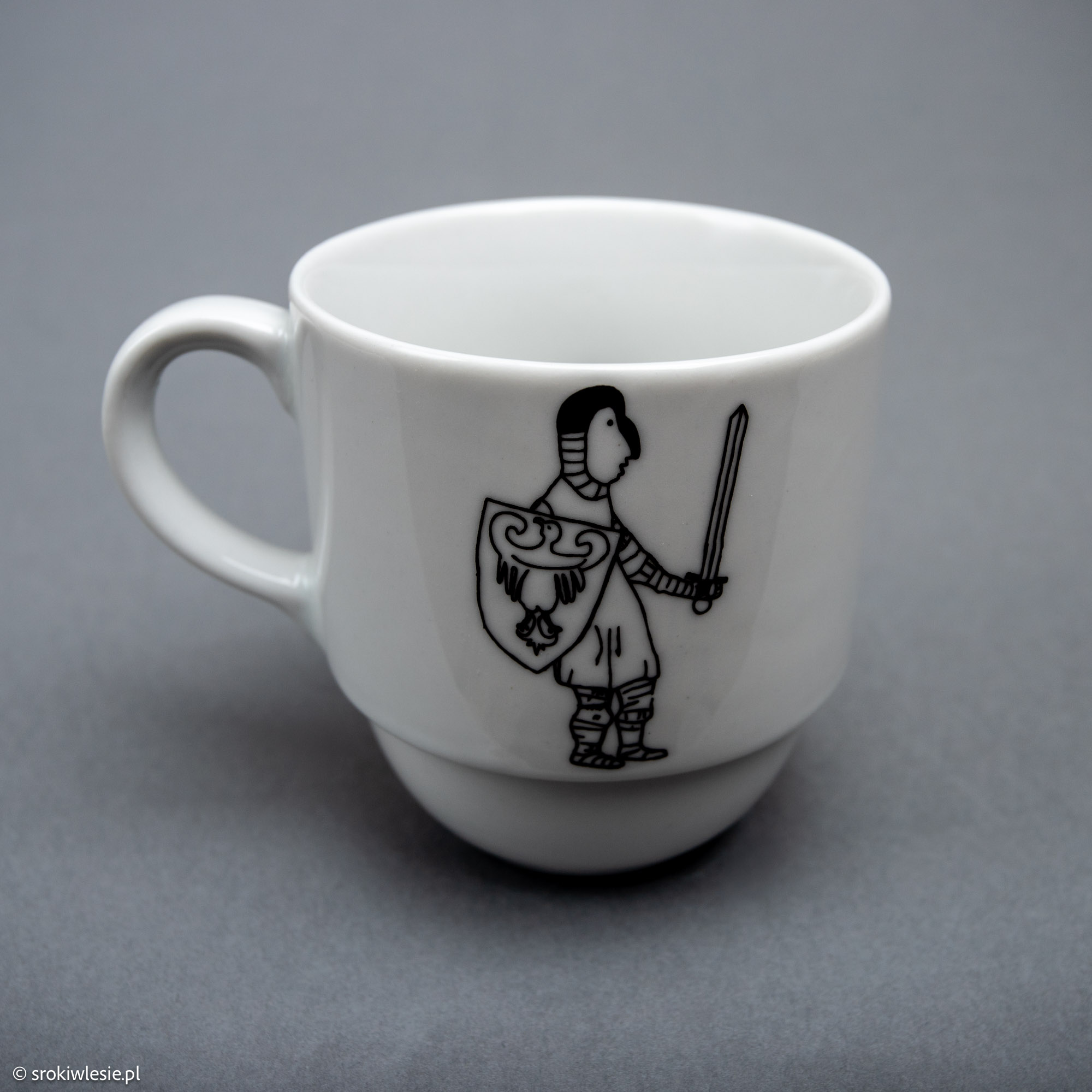 Kubek porcelanowy z rycerzykiem piastowskim