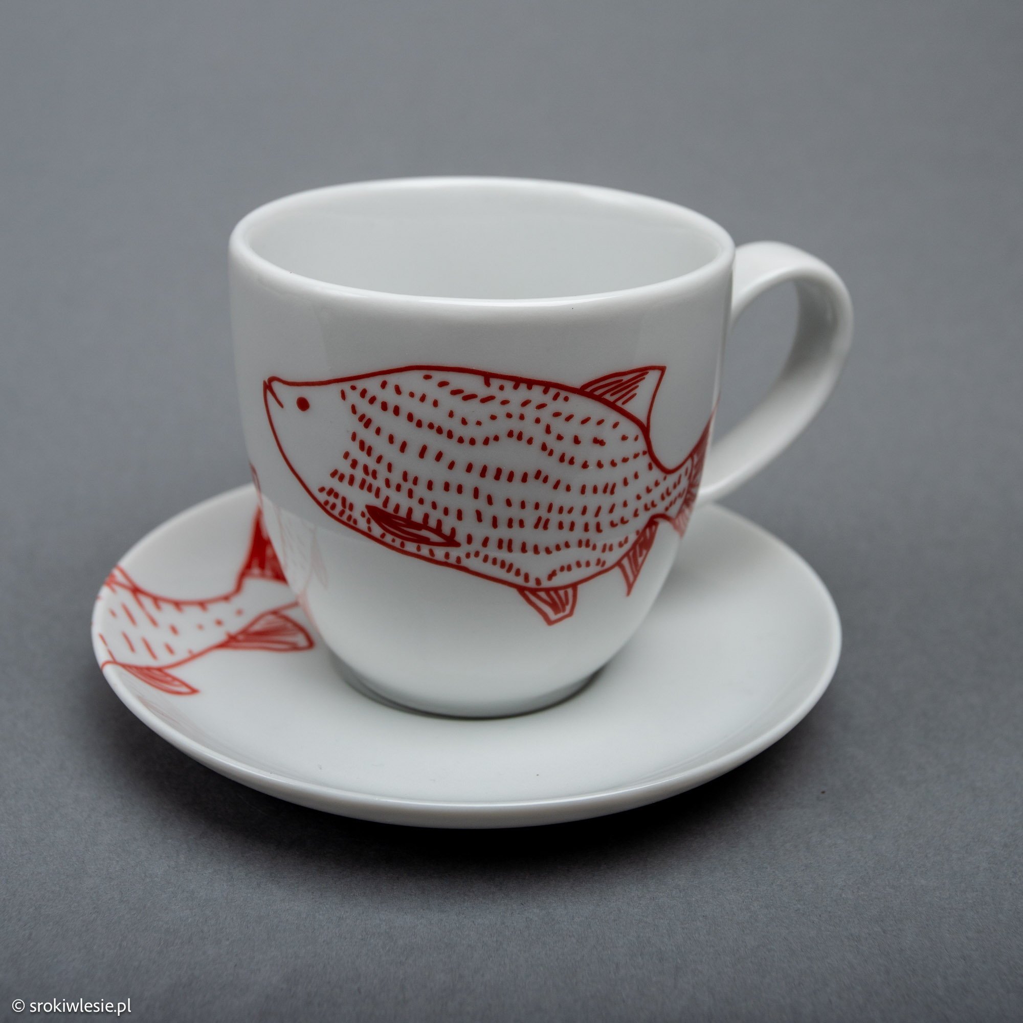 Porcelanowa filiżanka z czerwonym karpiem i sumem