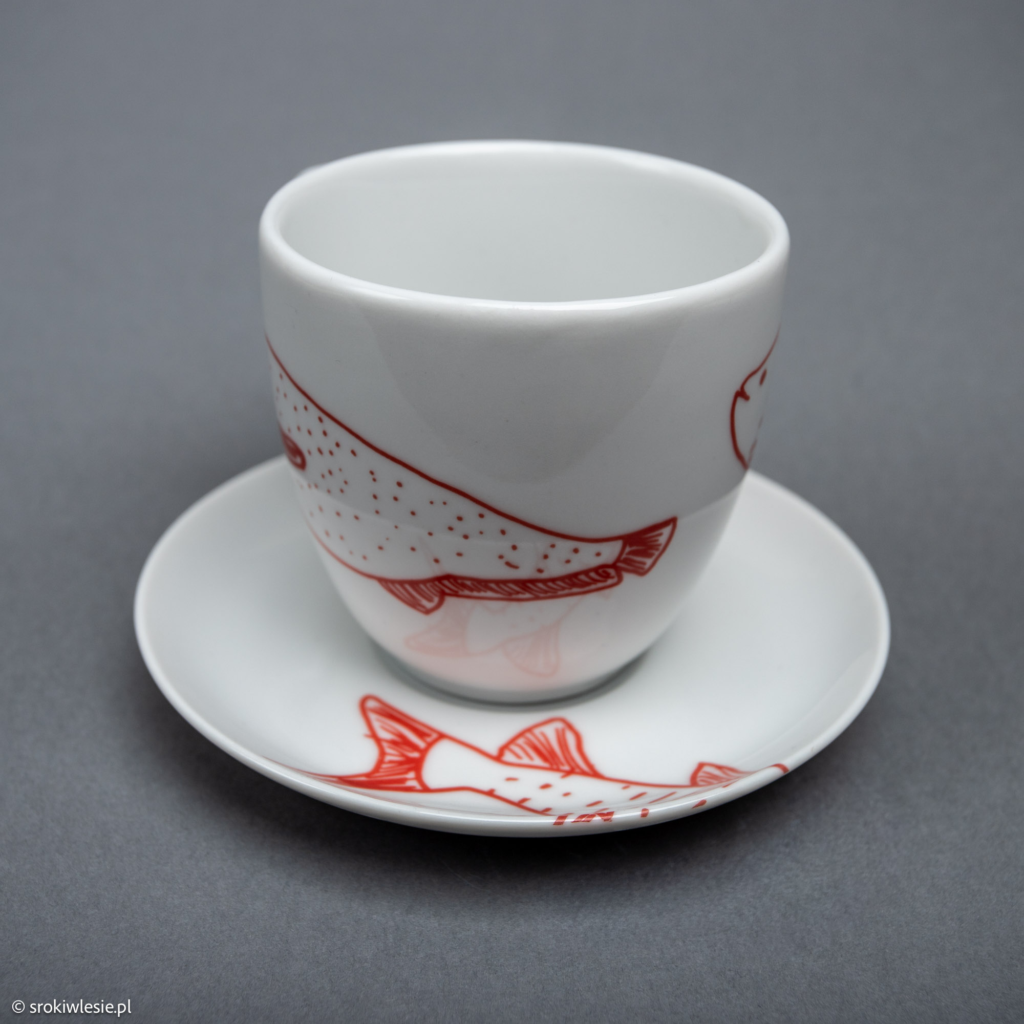 Porcelanowa filiżanka z czerwonym karpiem i sumem - obrazek 4