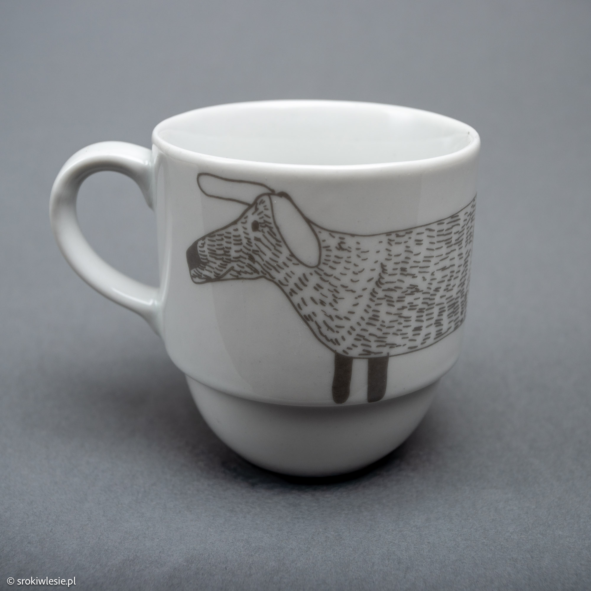Porcelanowy kubek z srebrnym jamnikiem