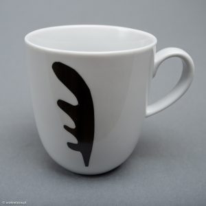 Kubek porcelanowy z czarną rośliną podwodną