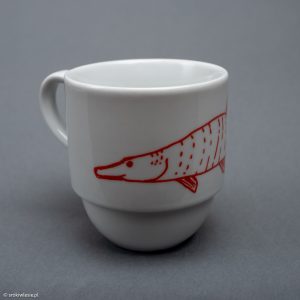 Kubek porcelanowy z czerwonym szczupakiem