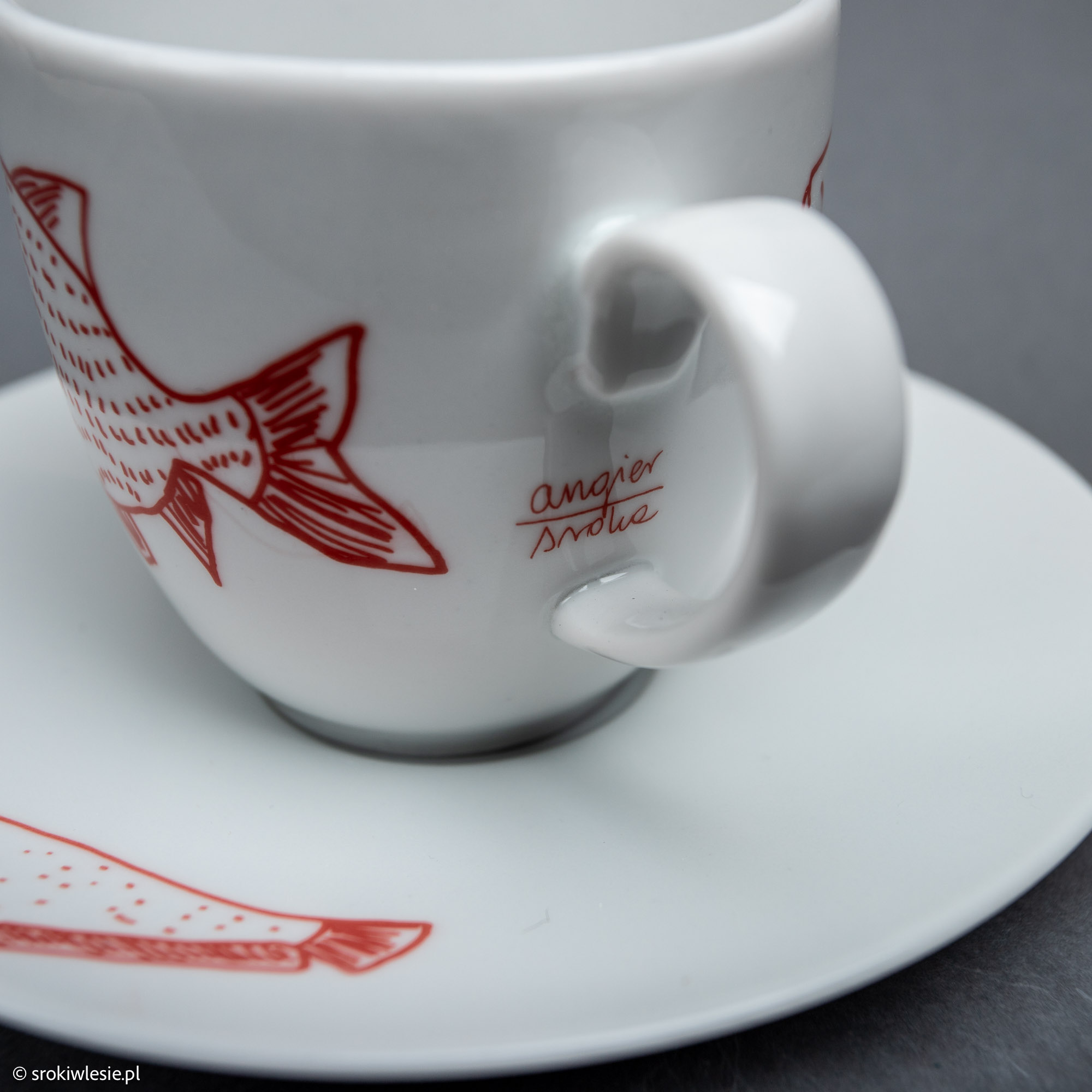 Filiżanka porcelanowa z czerwonym karpiem i sumem - obrazek 3