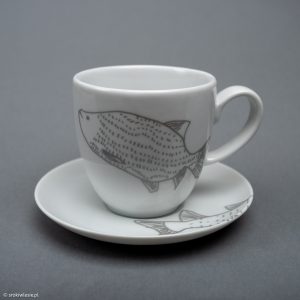 Porcelanowa filiżanka z srebrnym karpiem i sumem
