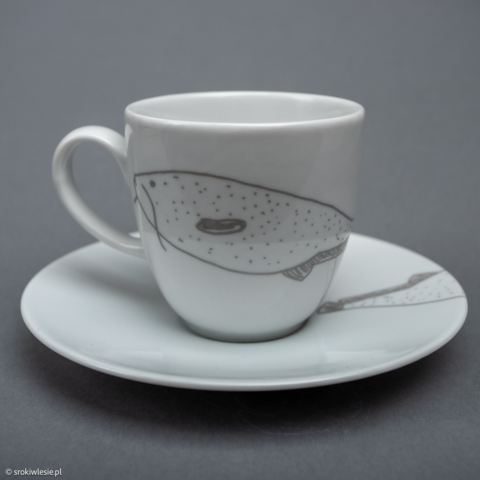 Filiżanka porcelanowa z rybami karp i sum - obrazek 4