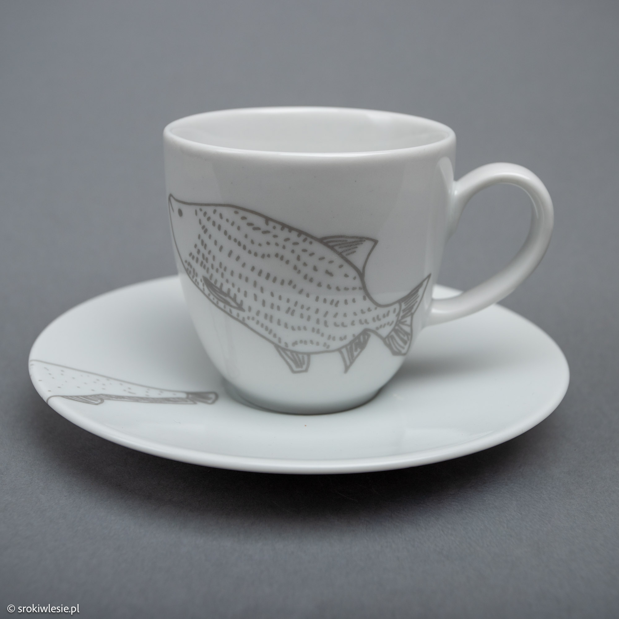 Filiżanka porcelanowa z rybami karp i sum - obrazek 2