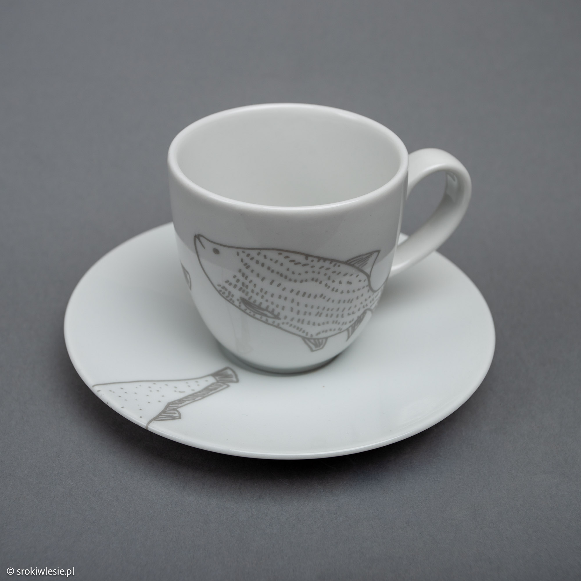 Filiżanka porcelanowa z rybami karp i sum