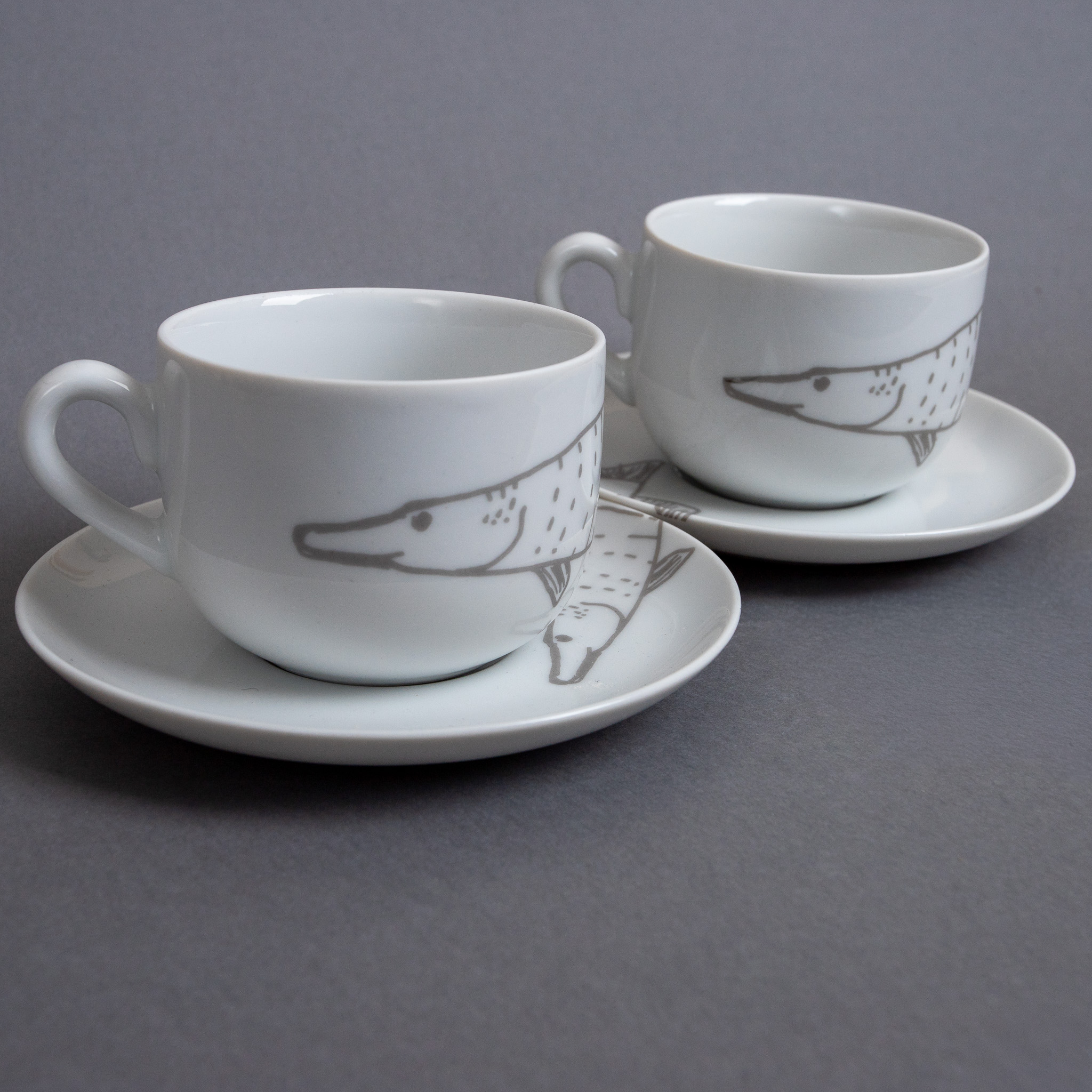 Filiżanka porcelanowa z szczupakiem